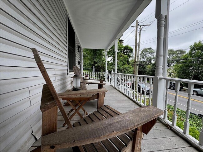 Foto del edificio - 348 Warburton Ave