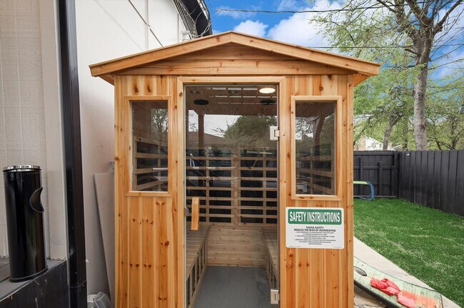 Building Photo - 8005 Woodhue Rd