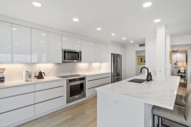 Building Photo - 3390 S Ocean Blvd