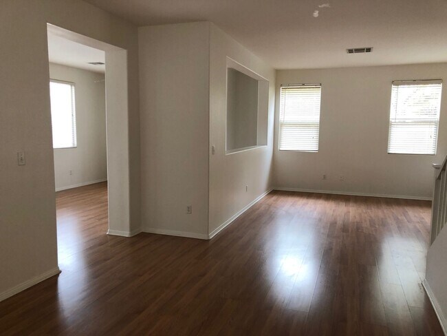 Building Photo - Charming 4 BED/3BATH, Home nestled in this beautiful guard-gated Rhodes Ranch Community!