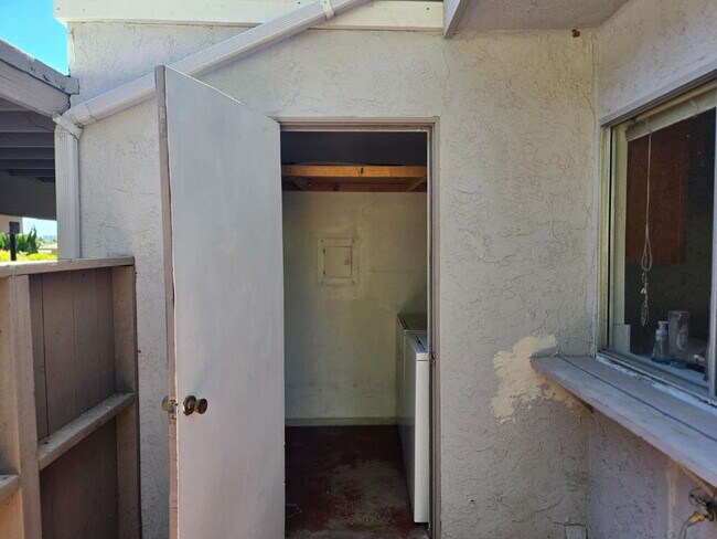 Foto del edificio - A spacious 3-bed, 2-bath condo is convenie...