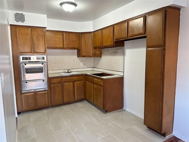 Building Photo - 70-18 30th Ave.