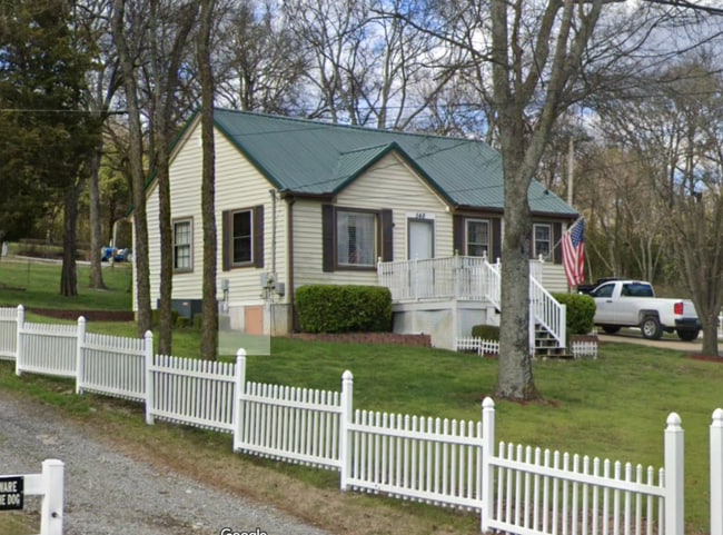 Building Photo - 548 Green Ln