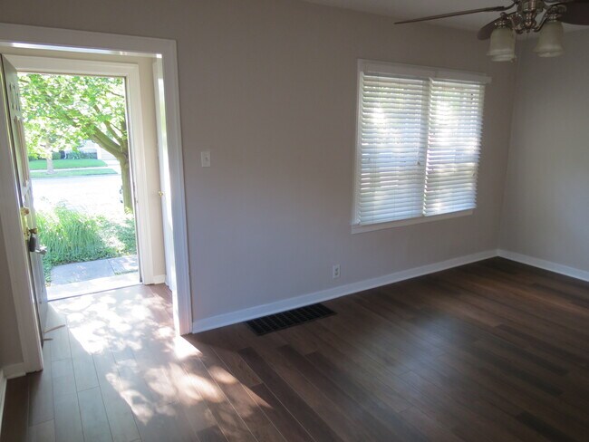 Puerta de entrada y sala de estar - 1532 N College Ave