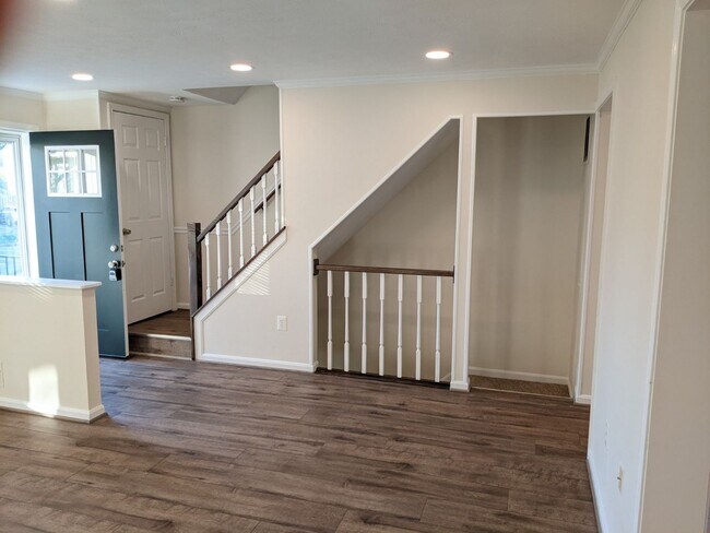 Building Photo - Renovated townhouse in established Frederi...