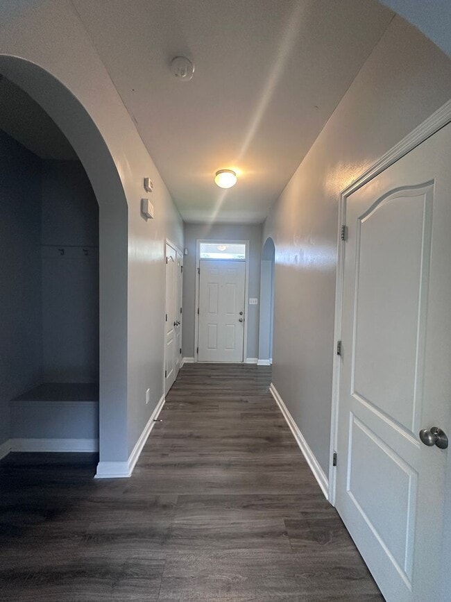 Building Photo - Bannon Crossings 3 bed, 2.5 half bath house with basement