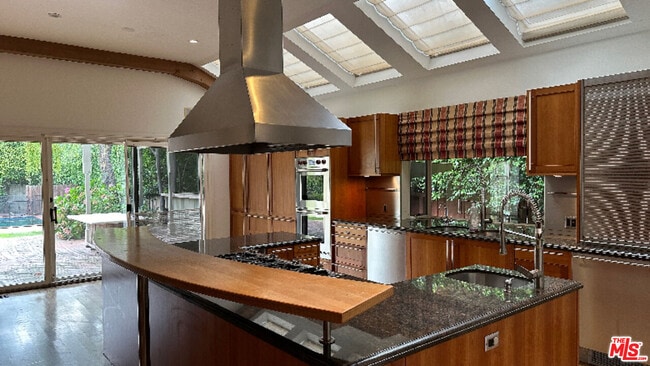 Building Photo - 628 N Elm Dr