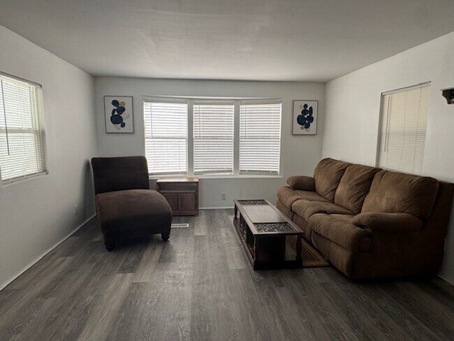 Foto del edificio - Parially Furnished 2BR 1BA Remodeled-Fenced Yard + RV/Coach cement Parking