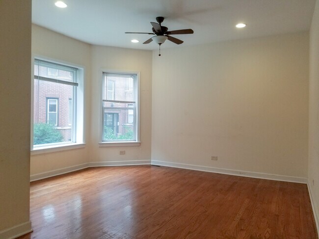 Building Photo - 853 W Cornelia Ave