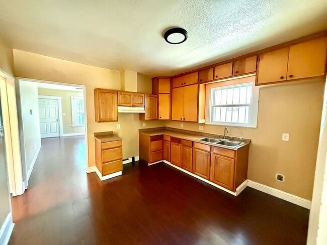 Building Photo - Wow! Bright and cheery big two-bedroom home