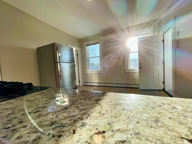 Building Photo - 3 br, 1 bath Duplex - 18 Messenger Street 2