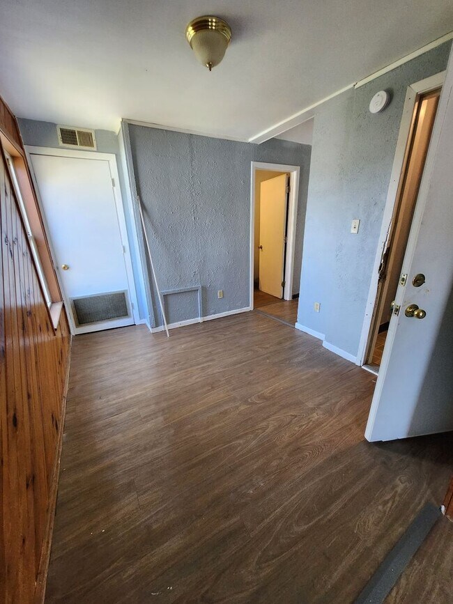 Foto del edificio - Upper 2 bedroom unit