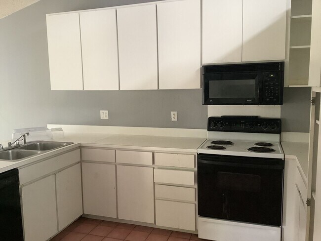 Foto del edificio - Three Bedroom Two Bath Home in N Lakeland