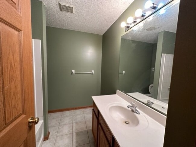 Building Photo - Hardwood Flrs*3Bed*2Bath townhome in Cotta...