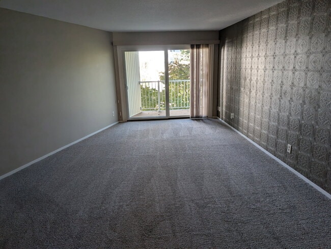 Trapezoid Living Room - 122 Demont Avenue East