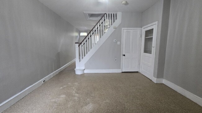 Building Photo - 427 Royden St