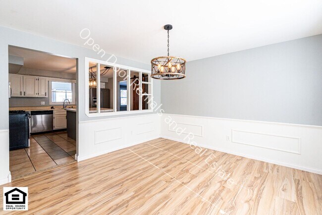 Foto del edificio - 4 bedroom home now available!