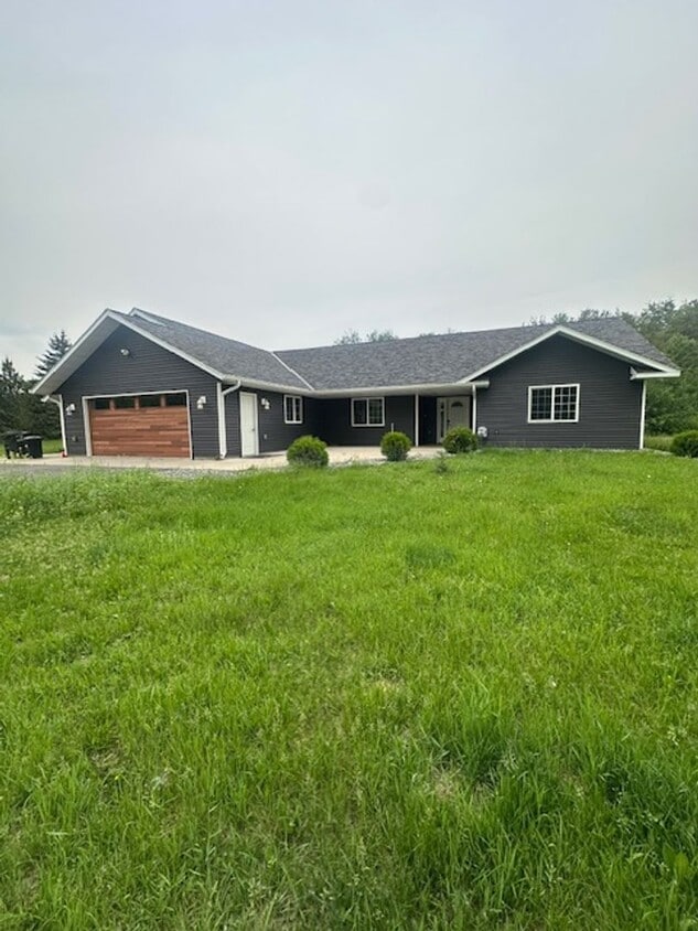 Foto principal - 4 Bed, 2 bath Single Family Home - Pillager