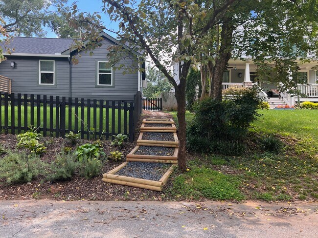 Sendero exclusivo para caminar desde la calle hasta la puerta de su casa. - 496 Glenwood Plz SE