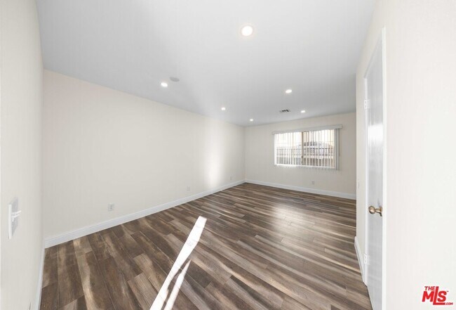 Building Photo - 14112 Delano St