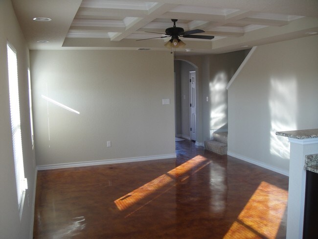 Sala de estar/ Pisos de hormigón pintado - 6410 Melanzane Ave