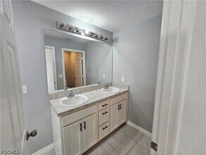 Building Photo - 2523 NE 6th Pl