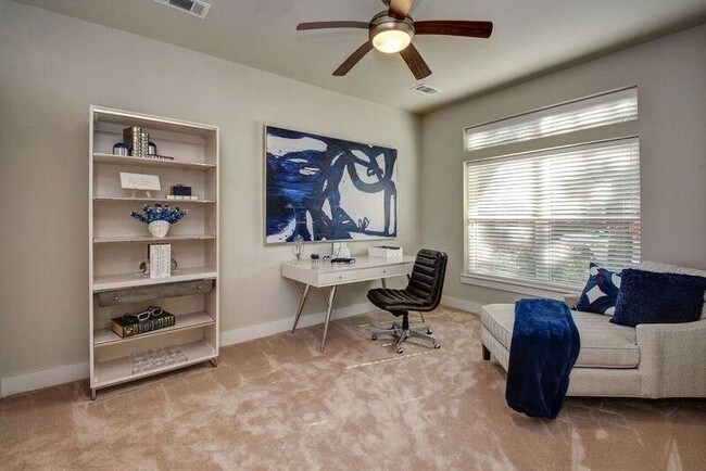Building Photo - 3220 Las Palmas St