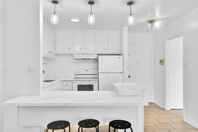 Building Photo - 320 S Gramercy Pl