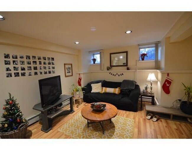 Foto del edificio - No Brokers Fee Convenient Brookline Location.Eat-in Kitchen, Laundry on a Site