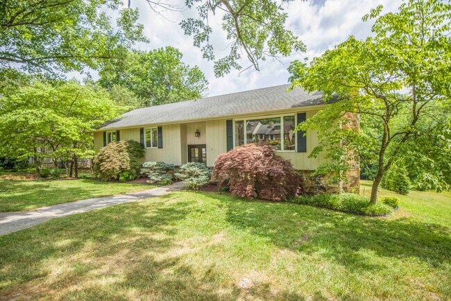 Foto del edificio - Knoxville 37934 - 4 bedroom, 2.5 bath home...