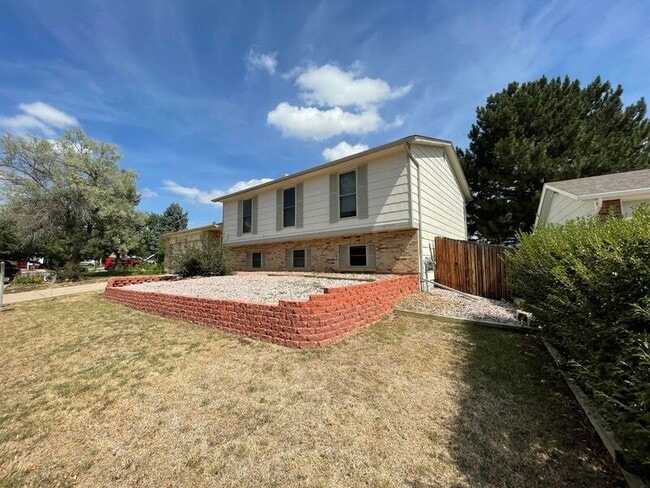 Building Photo - 2060 S Ventura St