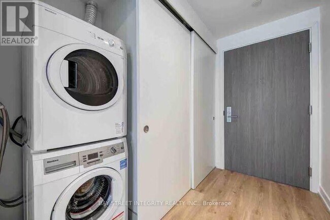 Building Photo - 161 Roehampton Ave