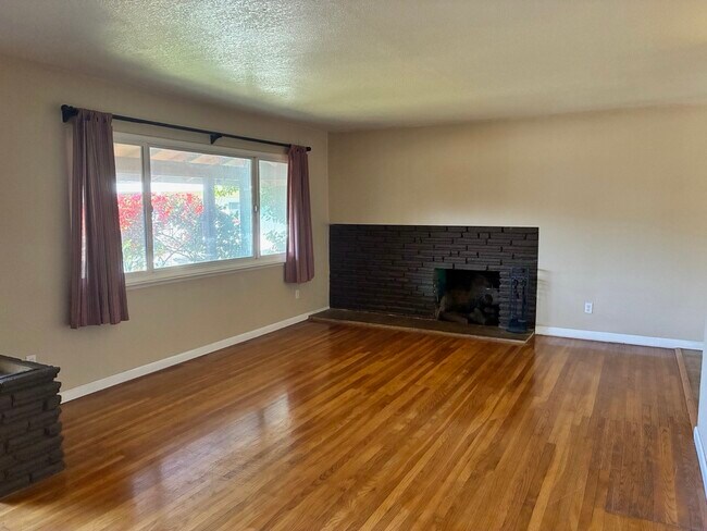 Foto del edificio - 3236 Rosemont Dr