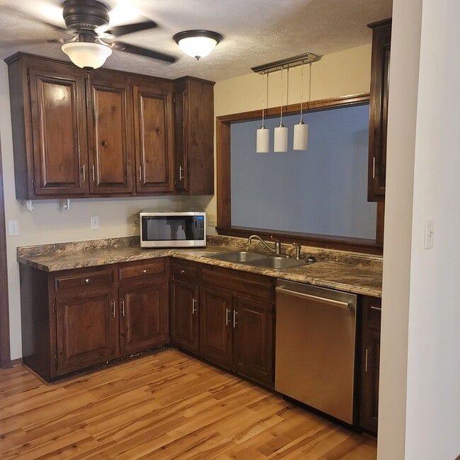 Building Photo - New Listing