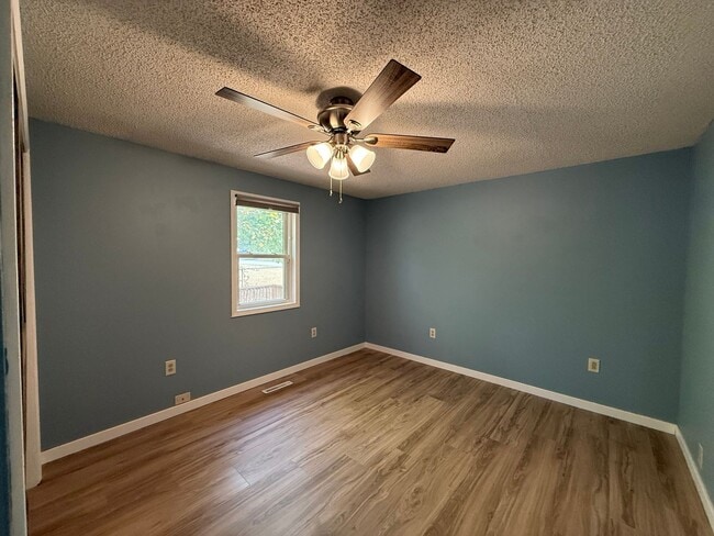 Foto del edificio - Coming soon 2BR House with fenced in yard