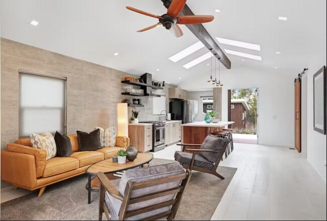 Foto del edificio - Furnished, 2 BD, 2 BA Home Steps to the Sand! Flexible Lease Terms!