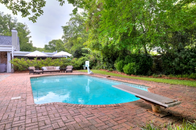 Building Photo - 13 Swan Lake Dr