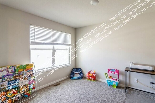 Building Photo - EXECUTIVE IN WAUKEE!! 4 Bedroom, 2.5 Bathr...