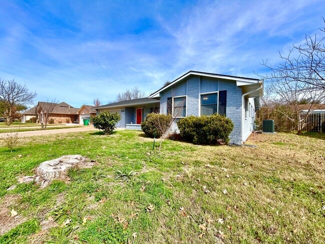 Foto del edificio - Warm & Inviting 3 Bed, 2 Bath Home with 2-Car Garage & Fireplace