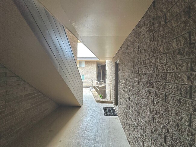 Foto del edificio - Spacious Condo in Prime Sandy Springs Location – Gated Community with Pool!