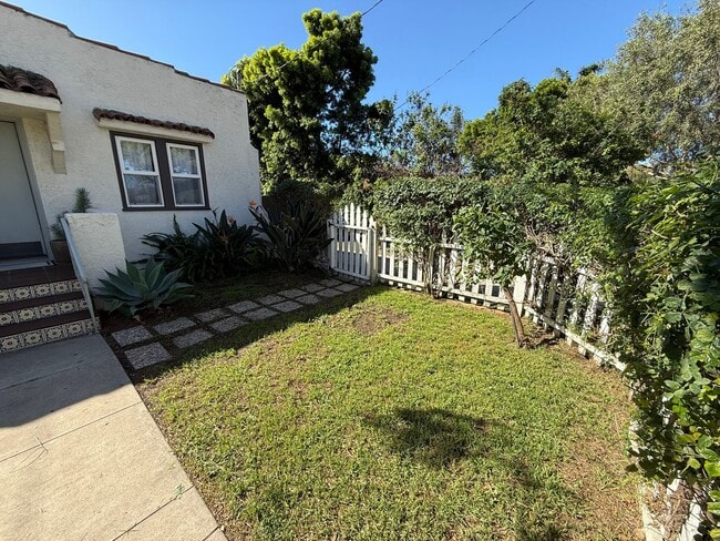 Foto del edificio - Cute home in Ventura Avenues includes garage for storage and a parking spot