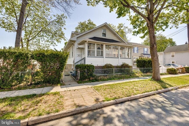 Building Photo - 427 Buttonwood St