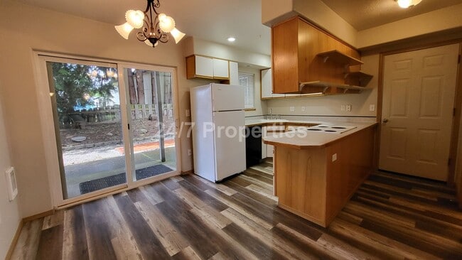 Building Photo - Charming 1 BD | 1.5 BA Townhome - SE Division
