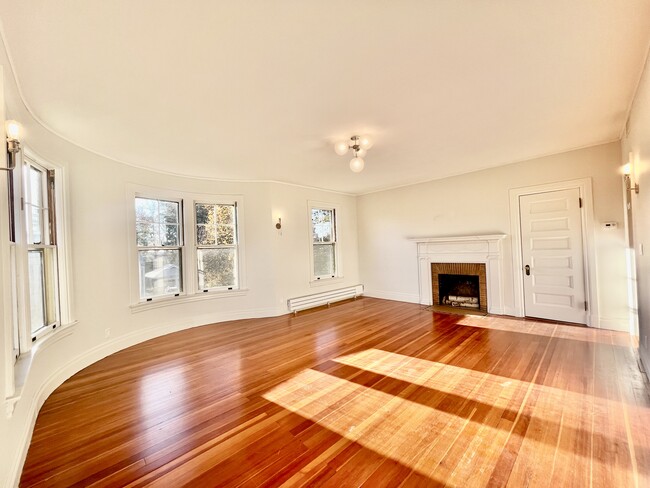 Building Photo - 222 Elm St