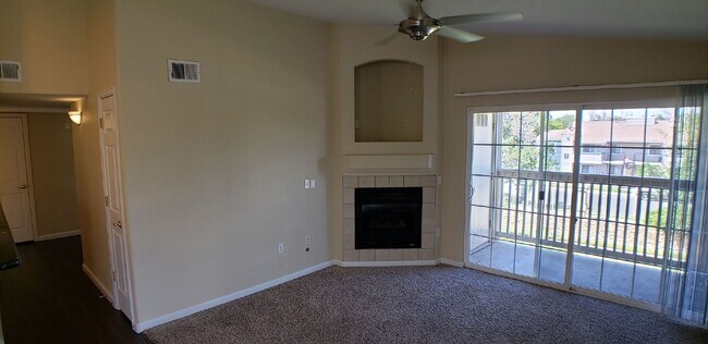 Building Photo - Comfy Home In the Middle of Everything