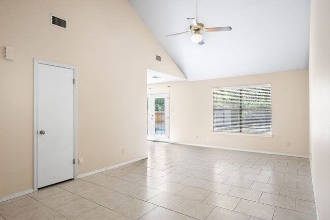 Building Photo - Charming 2-Bedroom Home in Boerne, Texas: ...