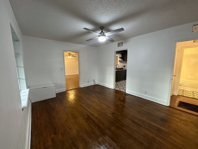 Foto del edificio - 735 E Henderson Dr