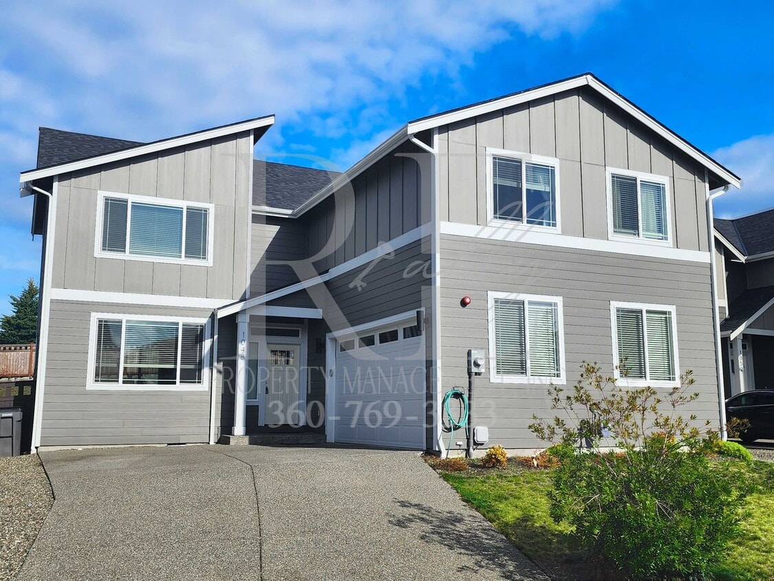 Primary Photo - Stunning Large Home by YMCA