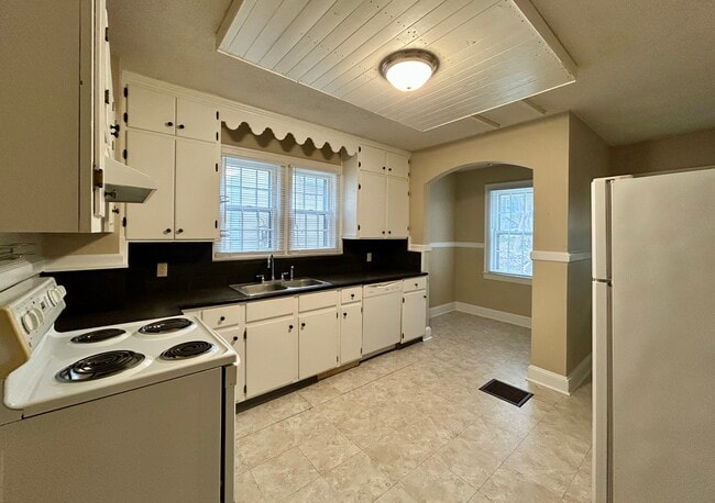 Spacious kitchen - 708 S Broad St