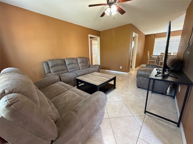 Building Photo - 2421 Pine St